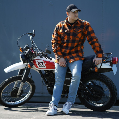 Sur Chemise bucheron à carreaux.