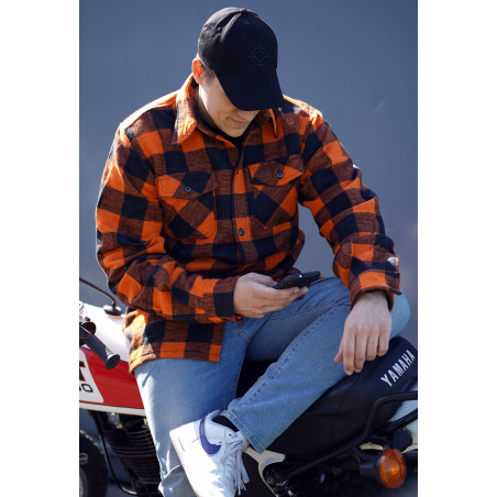 Sur Chemise bucheron à carreaux.