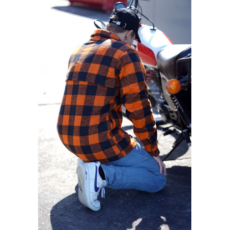 Sur Chemise bucheron à carreaux.