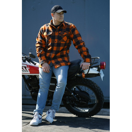 Sur Chemise bucheron à carreaux.